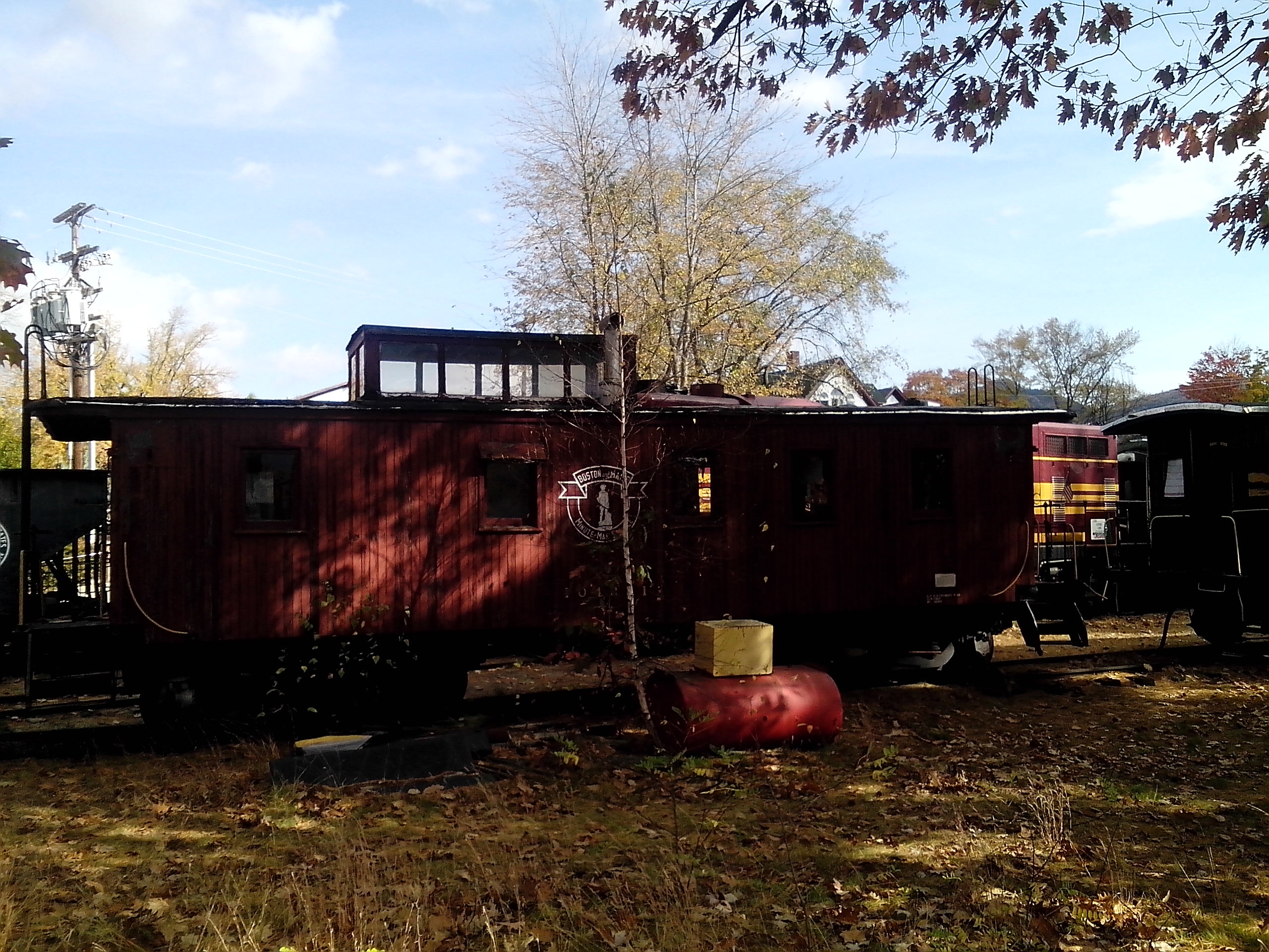 Caboose B&M 104391 and Marker