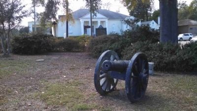 Brookhaven Light Artillery Marker behind Civil War cannons. Click for full size. Brookhaven Light Artillery Marker behind Civil War cannons image. Click for full size.