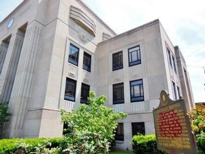 Courthouse Burned Marker (<i>corner view</i>) image. Click for full size.
