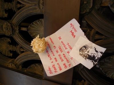 Letter pinned to Evita's tomb image. Click for full size.