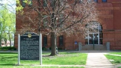 The Hamilton County Courthouse and Marker image. Click for full size.