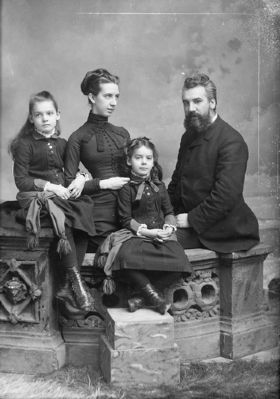 Alexander Graham Bell, wife Mabel and family image. Click for full size.
