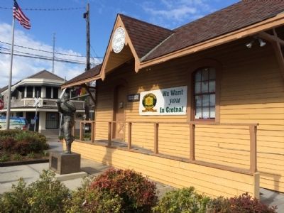 Gretna's Visitors Center & Mel Ott Statue image. Click for full size.