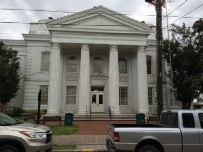 Lafourche Parish Courthouse image. Click for full size.