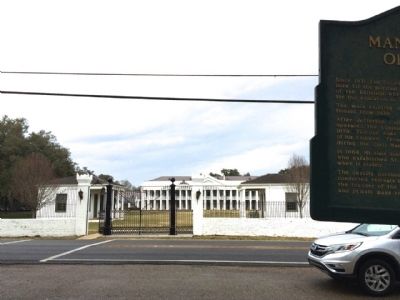Marker with Retreat Building in background. image. Click for full size.