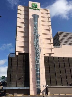 Clarinet painted on the wall of the Holiday Inn-New Orleans. image. Click for full size.