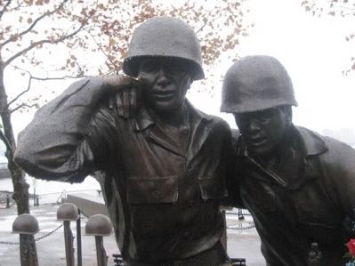 World War II Memorial Marker statues image. Click for full size.