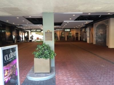 Entrance to Holiday Inn - New Orleans image. Click for full size.
