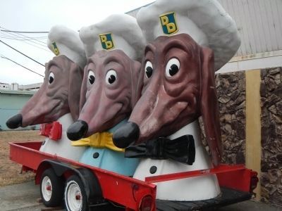 Three Doggie Diner Heads on Treasure Island image. Click for full size.