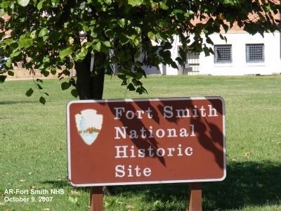 Sign at the entrance to the Fort Smith National Historic Site image. Click for full size.