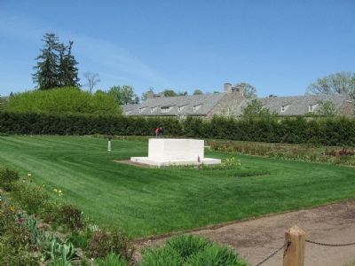 Franklin and Eleanor Roosevelt�s Tombstone image. Click for full size.