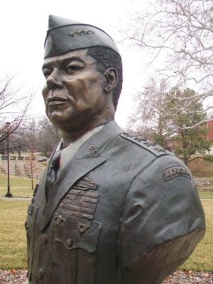 Bust of General Colin L. Powell image. Click for full size.