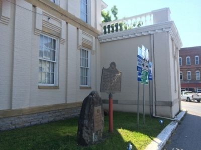 Area photo of courthouse and marker. image. Click for full size.