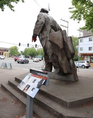 Lenin Statue and Marker image. Click for full size.