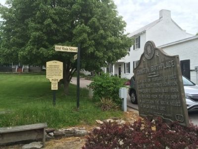 "Washington Courthouse Site" Marker in distance. image. Click for full size.