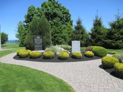 Memorial at Right image. Click for full size.