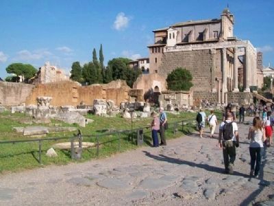 Ruins of Shrine of Venus Cloacina / Sacello di Venere Cloacina and Marker image. Click for full size.