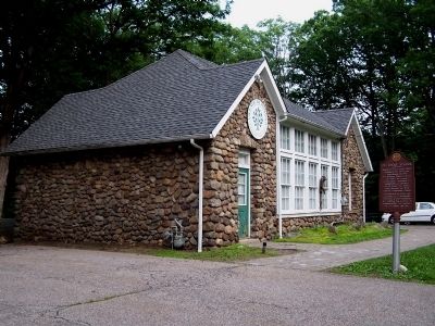 Pig Knoll School (North Side) image. Click for full size.