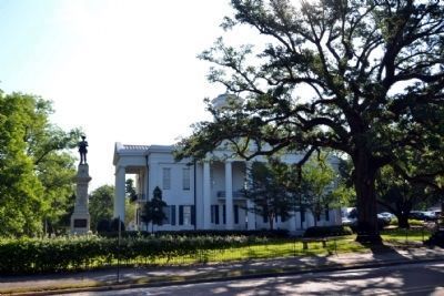Raymond Courthouse and Confederate Memorial image. Click for full size.