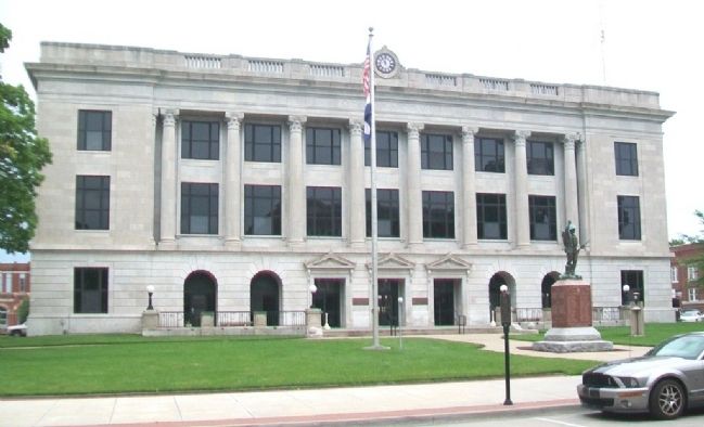 Pettis County Courthouse and Marker. Click for full size. Pettis County Courthouse and Marker image. Click for full size.