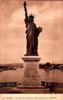 <i>Paris - La Libert clairant le Monde (Statue), par Bartholdi</i> image. Click for full size.