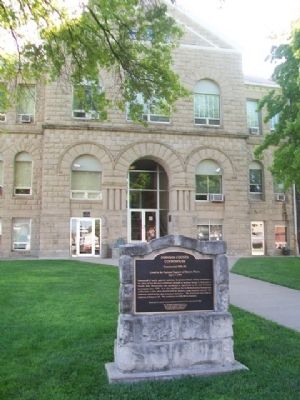 Johnson County Courthouse and Marker image. Click for full size.