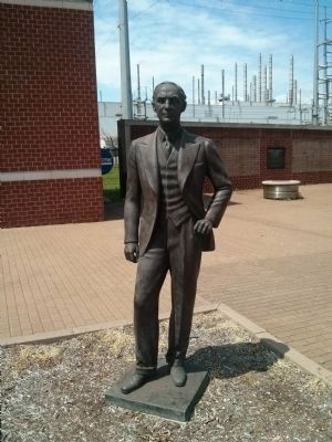 Statue of Henry Ford image. Click for full size.