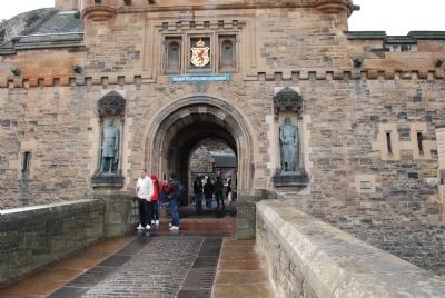 Memorial to William Wallace & Robert Bruce Statues. Click for full size. Memorial to William Wallace & Robert Bruce Statues image. Click for full size.