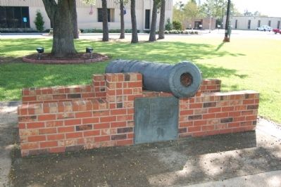 Civil War Cannon and Marker image. Click for full size.