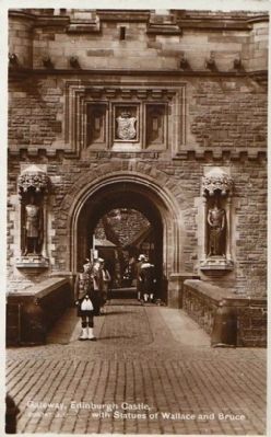 <i>Gateway, Edinburgh Castle, with Statues of Wallace and Bruce</i> image. Click for full size.