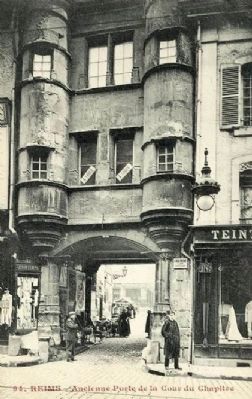 <i>REIMS - Ancienne Porte de la Cour du Chapitre </i> image. Click for full size.