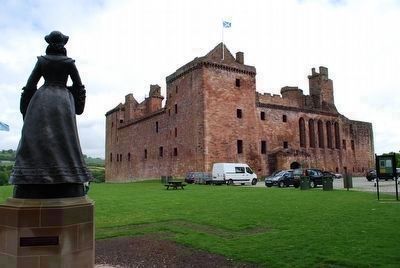 Mary Queen of Scots Statue and Linlithgow Palace image. Click for full size.