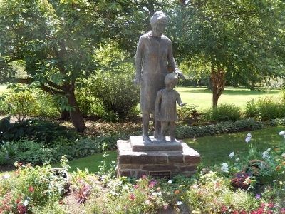 Pearl S. Buck-"Mother and Child" statue image. Click for full size.