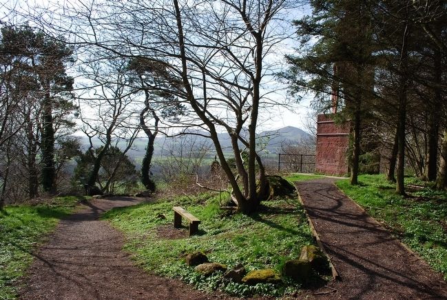 Wallace Statue & Urn image. Click for full size.