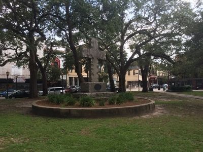 Wide shot of monument and Bienville Square. image. Click for full size.