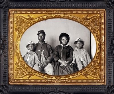 Unidentified Union Soldier and Family image. Click for full size.