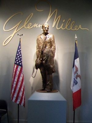 Glenn Miller Statue image. Click for full size.
