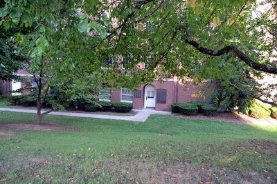 Northwest Side of Barren County Courthouse. Click for full size. Northwest Side of Barren County Courthouse image. Click for full size.