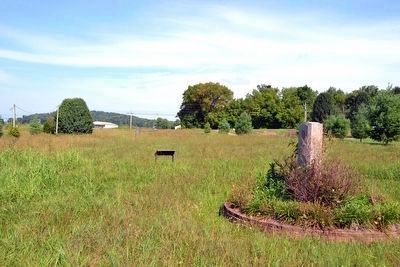 View to East Towards S. Dixie Highway (US 31W). Click for full size. View to East Towards S. Dixie Highway (US 31W) image. Click for full size.
