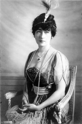Evalyn Walsh McLean wearing the Hope Diamond image. Click for full size.
