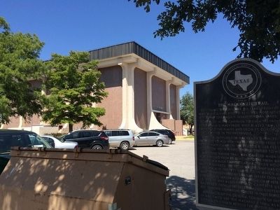 MacKenzie Trail Marker next to Scurry County Courthouse . image. Click for full size.