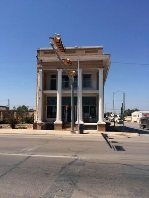 Former First State Bank Building (Now "Just D'Vine Gifts & More" store) image. Click for full size.