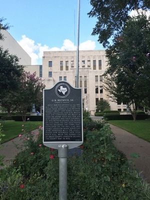 Marker in front of courthouse. image. Click for full size.