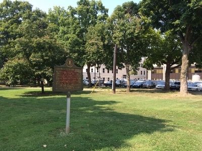 Marker with Henderson County Courthouse in background. image. Click for full size.