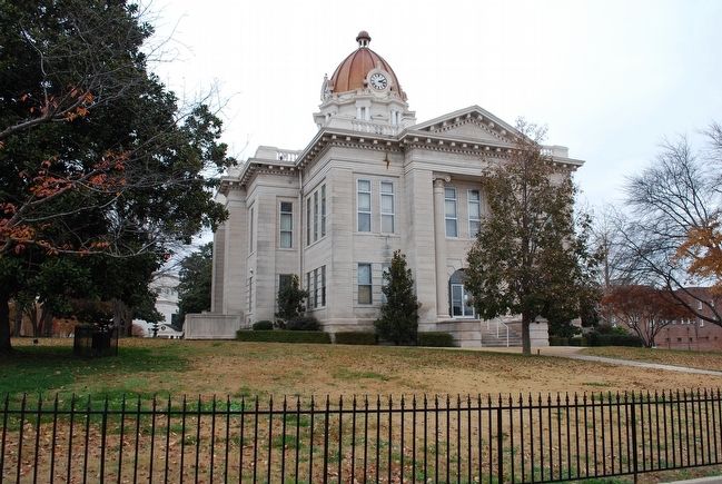 Tupelo Courthouse image. Click for full size.