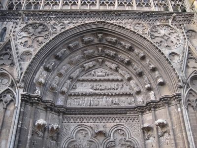 The transept portal, depicting the life of Saint Thomas Becket, as mentioned on the marker. image. Click for full size.