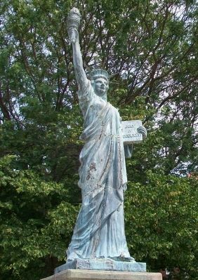 Replica of the Statue of Liberty image. Click for full size.