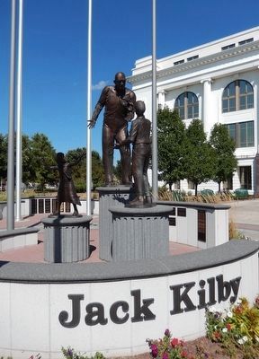 Jack Kilby Statue image. Click for full size.