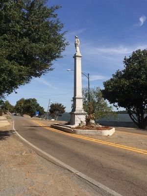 Confederate monument near Courthouse. image. Click for full size.