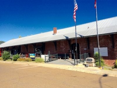 Marker in front of old Winona Train Depot image. Click for full size.